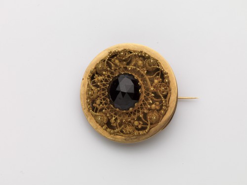 Gouden broche met granaat en ajour cantillewerk in ronde vorm